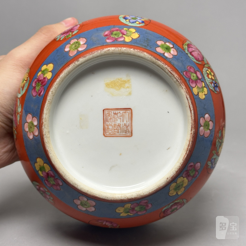 清晚期 珊瑚红地粉彩皮球花纹花囊一对 - 图16